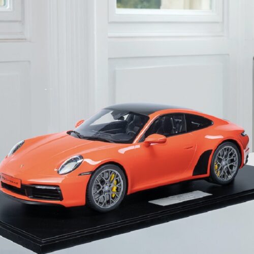 Porsche 911 (992) Carrera 4S - 2020 - Lava Orange 1:8